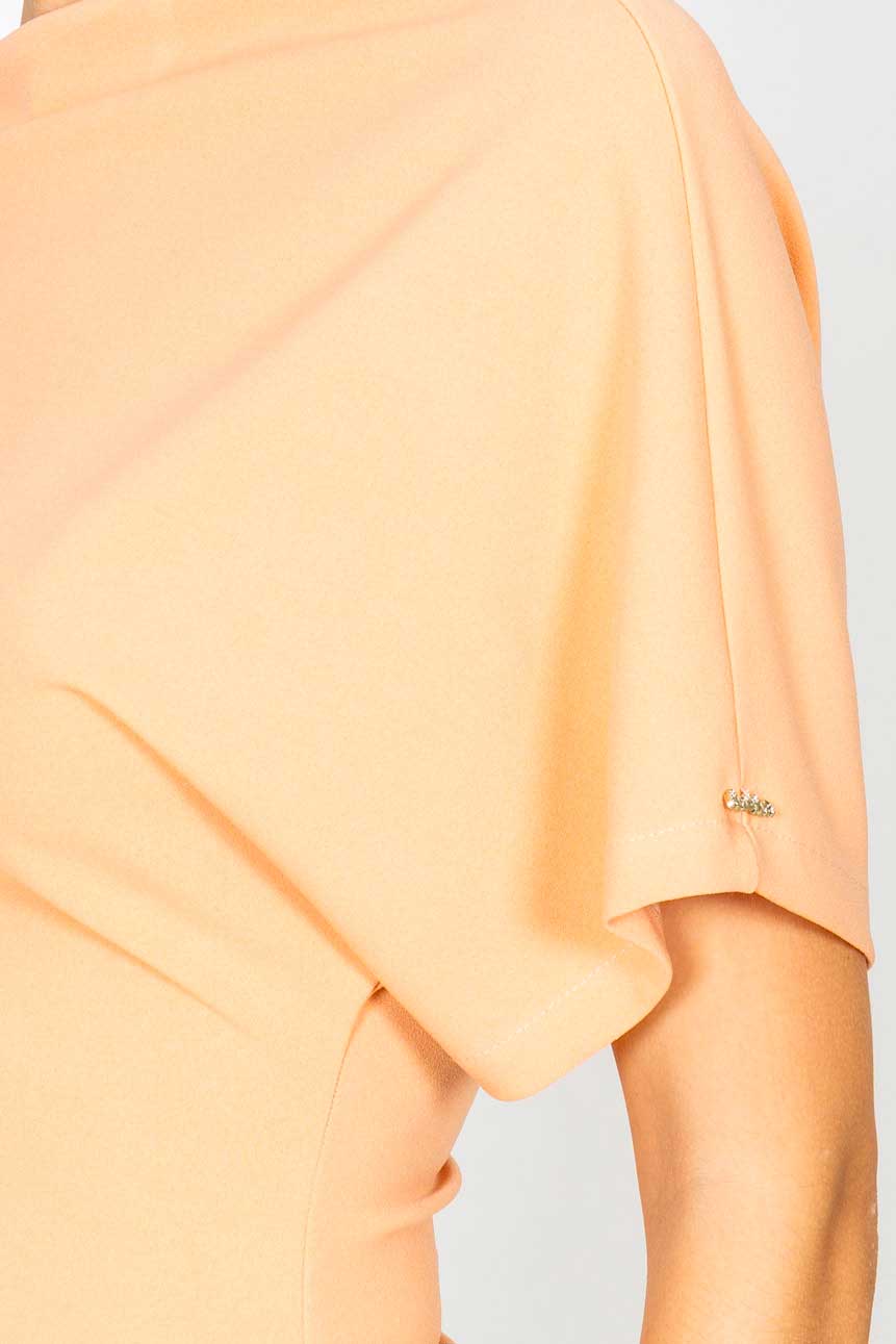 abito con scollo assimetrico