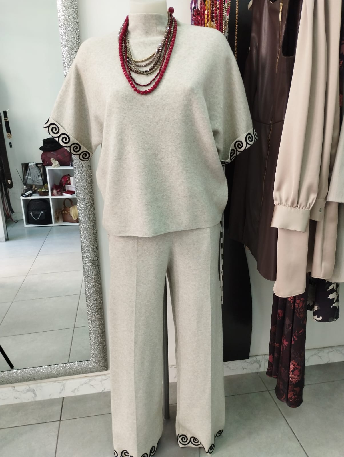 Tuta in maglina con maniche a tre quarti e greca in rilievo – Colore tortora