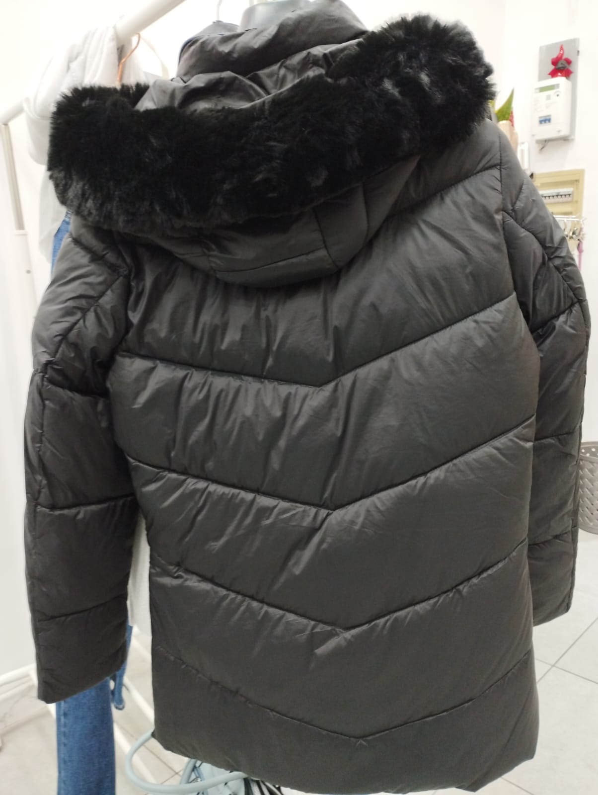 Giubbino Chiara Oro avvitato con cappuccio staccabile e bordo in pelliccia – Nero