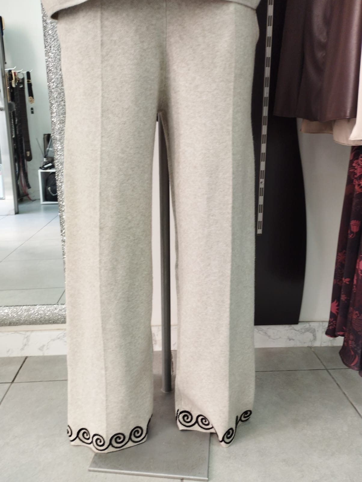 Tuta in maglina con maniche a tre quarti e greca in rilievo – Colore tortora