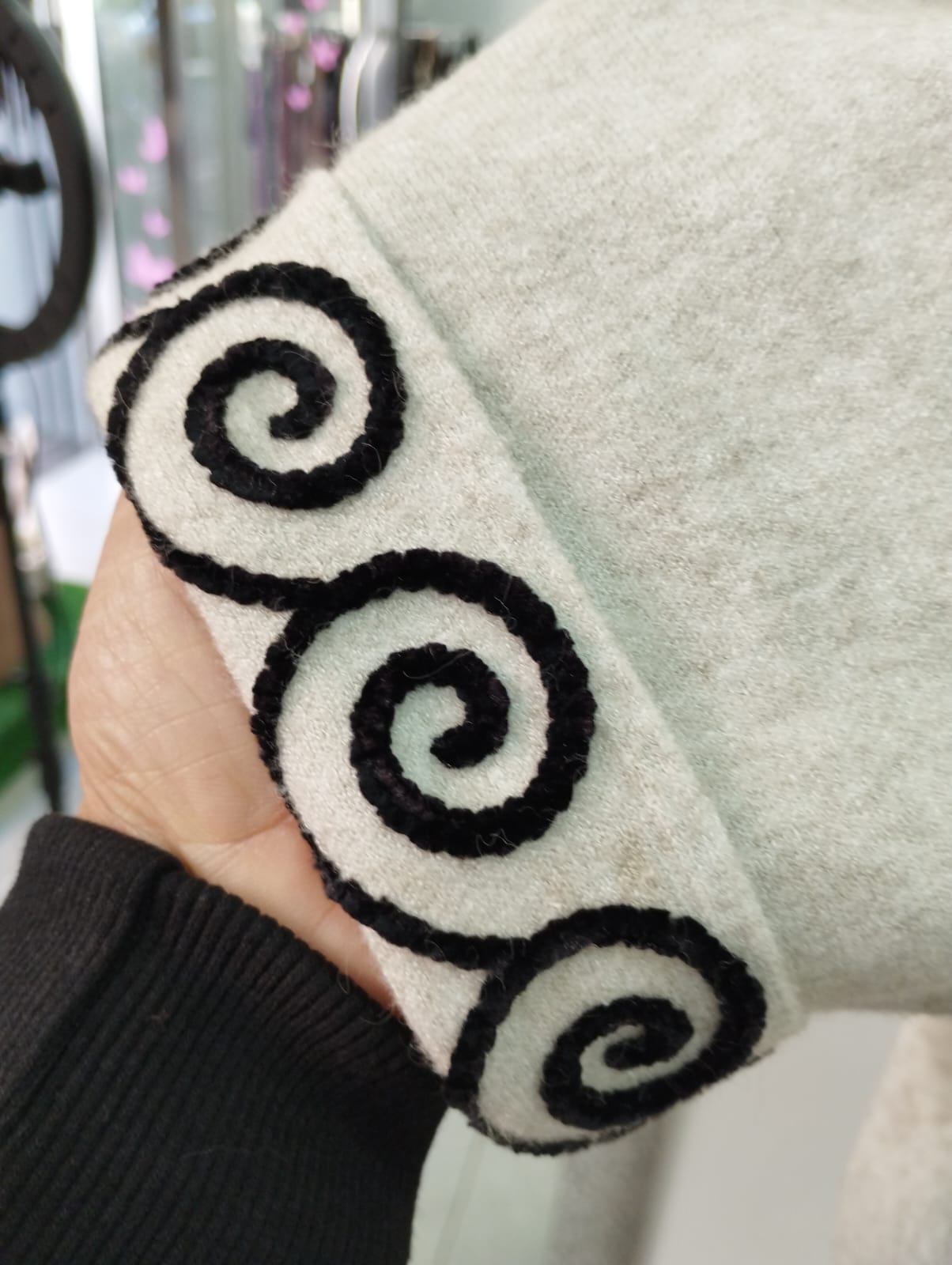 Tuta in maglina con maniche a tre quarti e greca in rilievo – Colore tortora