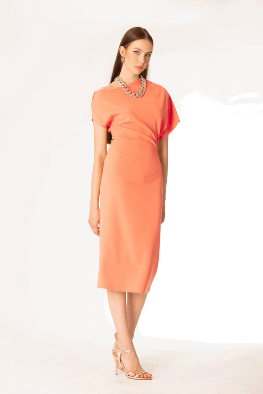 abito con scollo assimetrico