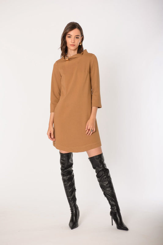 Abito con accessorio collo