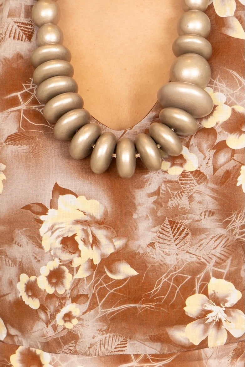 Abito fiori gonna ampia con collana No-nà