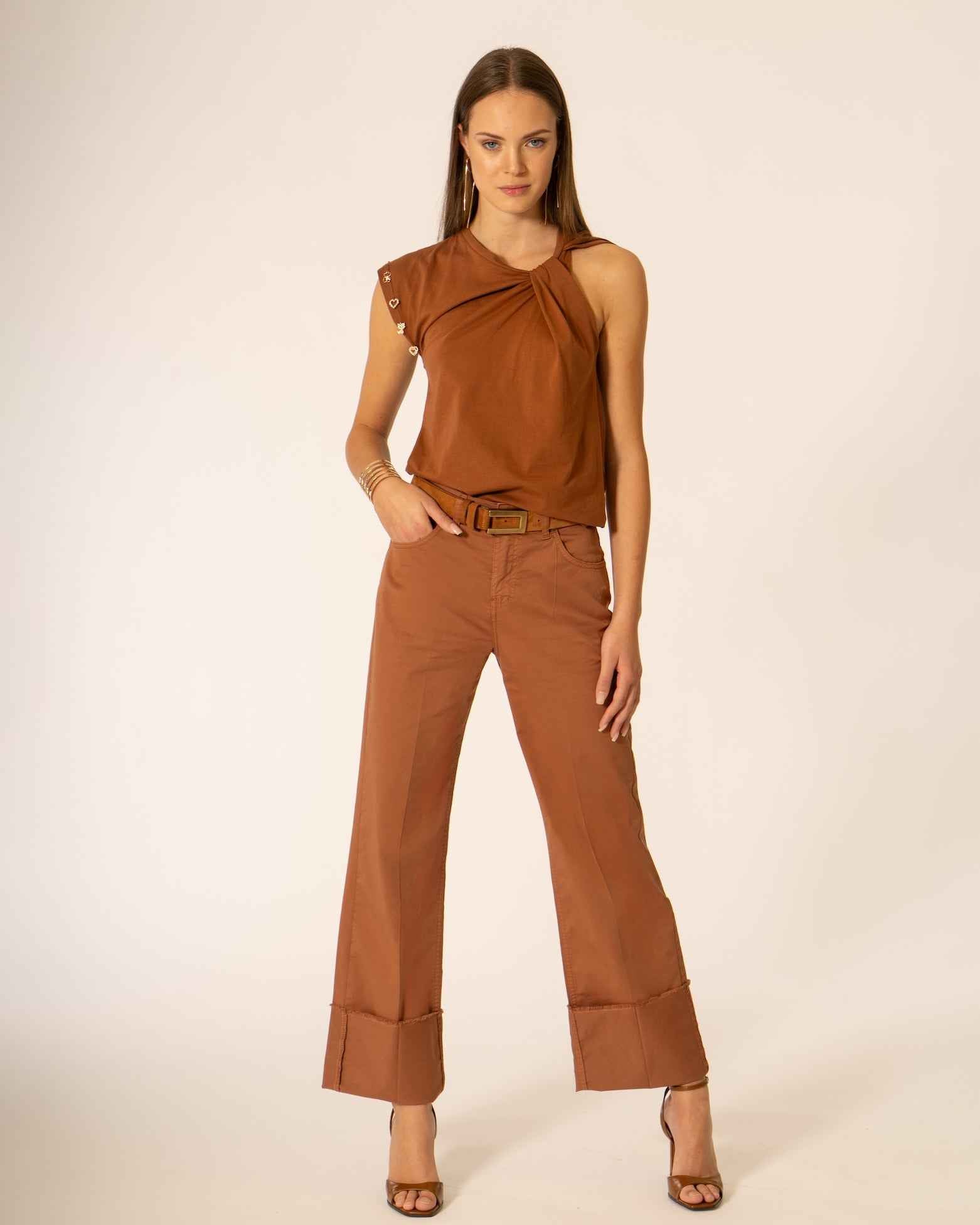 Pantalone con risvolto no-nà