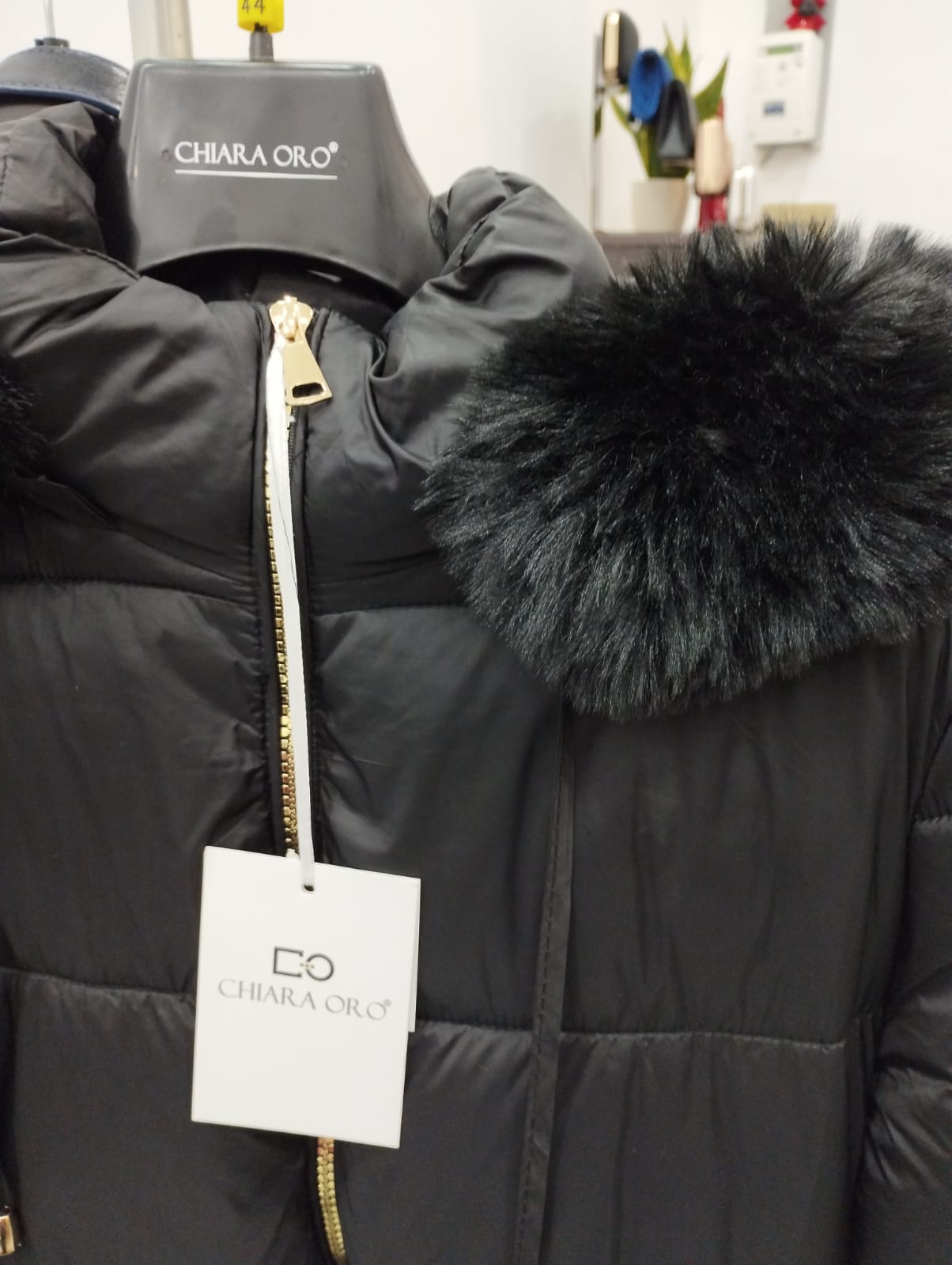 Giubbino Chiara Oro avvitato con cappuccio staccabile e bordo in pelliccia – Nero