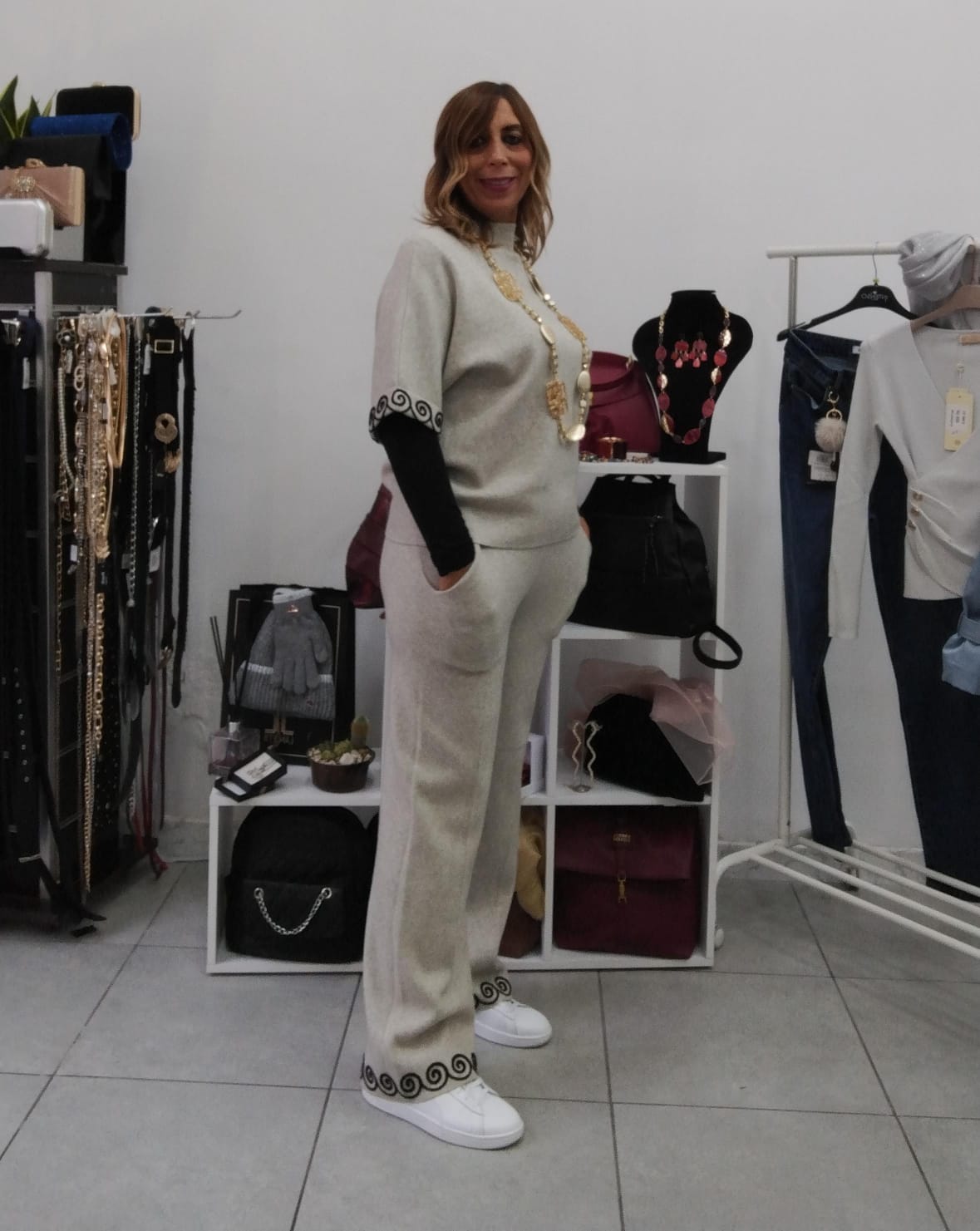 Tuta in maglina con maniche a tre quarti e greca in rilievo – Colore tortora