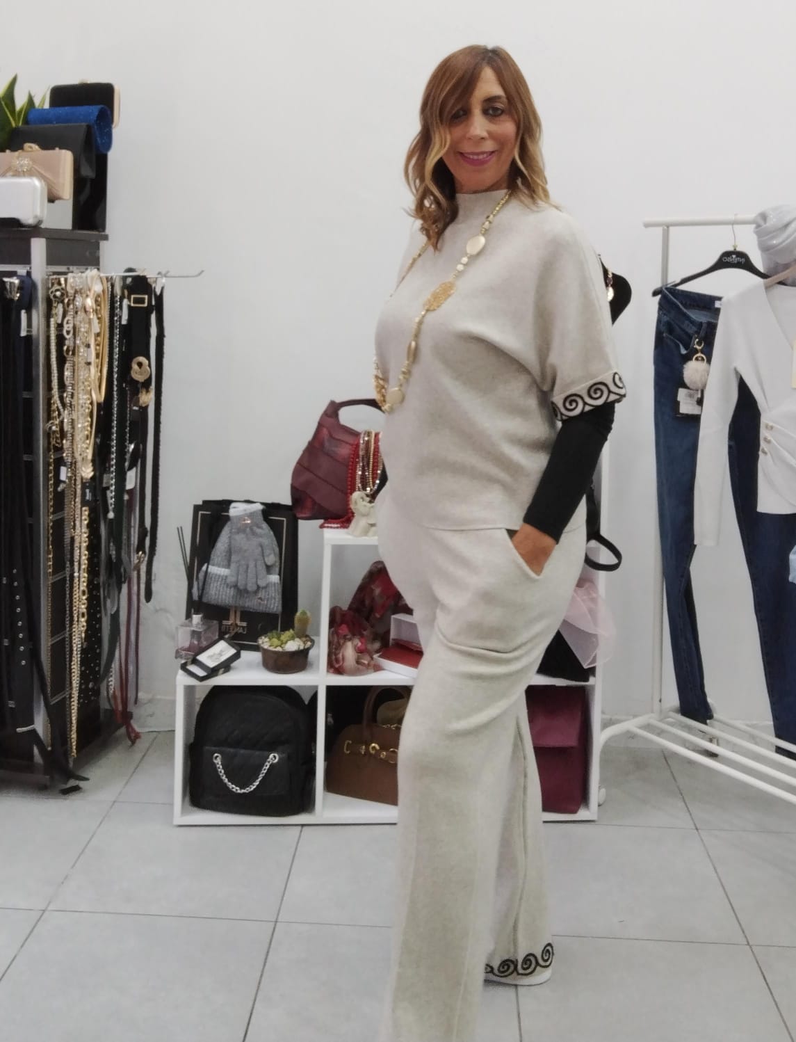 Tuta in maglina con maniche a tre quarti e greca in rilievo – Colore tortora