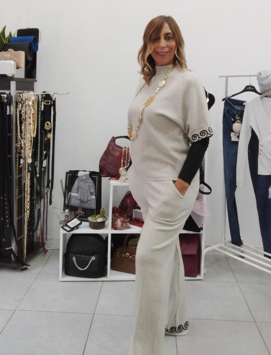 Tuta in maglina con maniche a tre quarti e greca in rilievo – Colore tortora