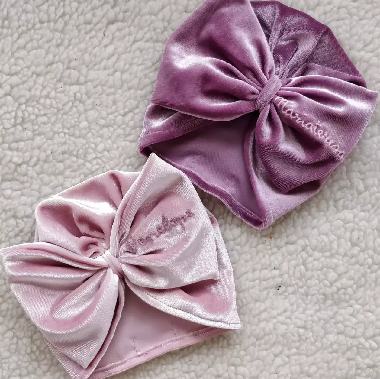 Turbantino in velluto baby con nome ricamato