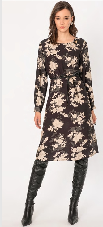 abito con rose e cintura